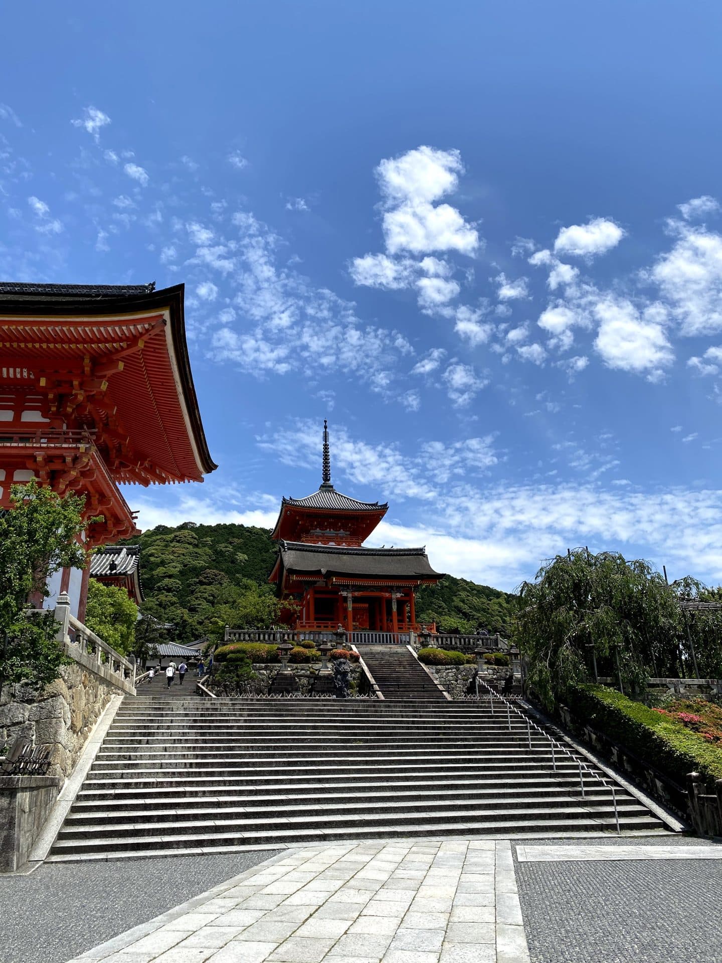 El camino de piedra y la pagoda del templo Kiyomizu-dera en Kioto en un día despejado